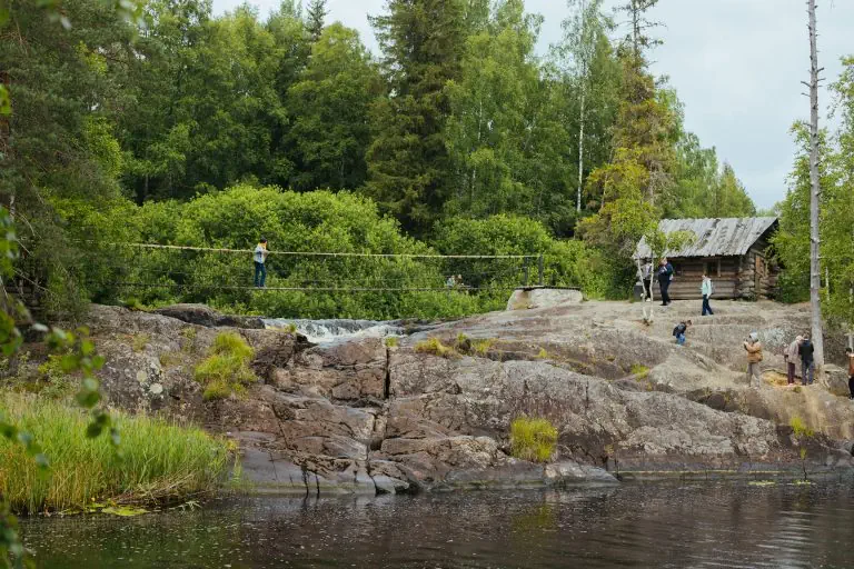 Где находятся Рускеальские водопады?
